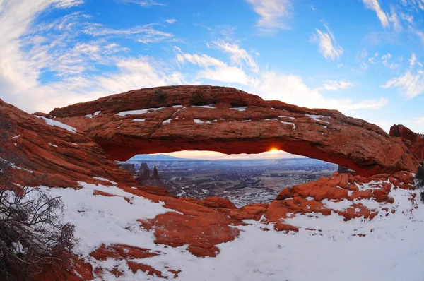 Kış güneş doğarken Mesa Arch Canyonlands Milli Parkı yakınındaki Mo