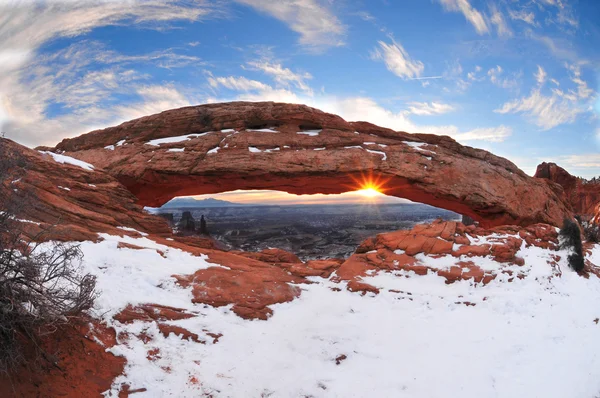 Kış güneş doğarken Mesa Arch Canyonlands Milli Parkı yakınındaki Mo