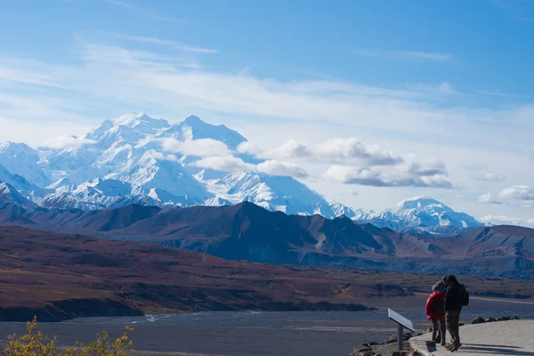 Mckinley denali nationalpark, människor i förgrunden — Stockfoto