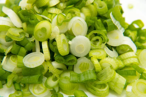  closeup scallions beyaz zemin üzerine doğranmış.