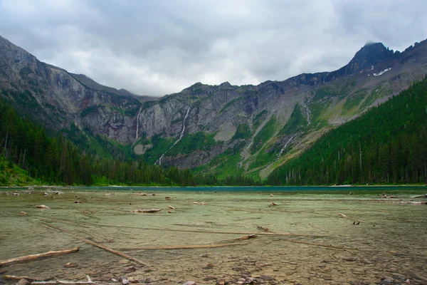 Szerokokątny lawiny jezioro w pochmurny dzień, Glacier National par — Zdjęcie stockowe