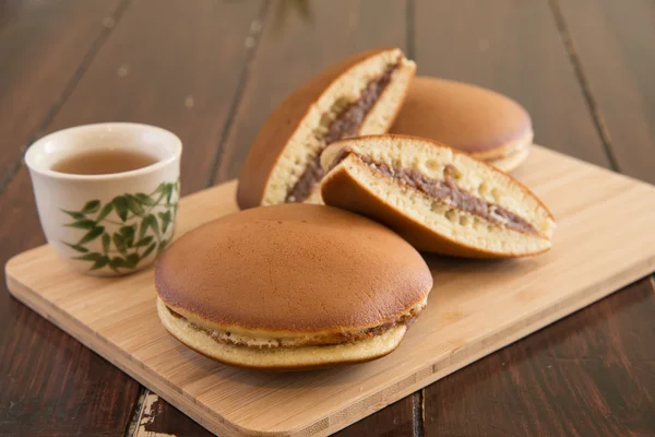 Japon tatlı Dorayaki ve ahşap tahta üzerinde çay 