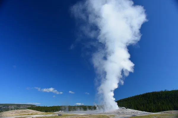Vecchio geyser fedele e cielo blu Parco Nazionale di Yellowstone — Foto Stock