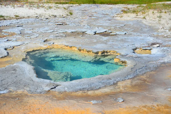 A forró gejzír medence Old Faithful területén — Stock Fotó