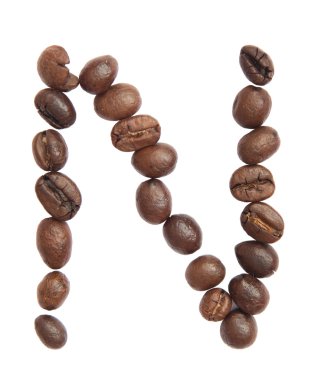 İzole alfabesi; N yapmak kahve çekirdeği beyaz zemin üzerine gelen