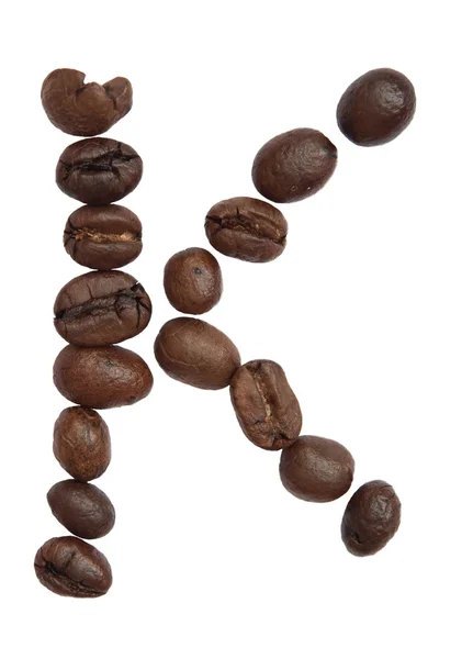 İzole alfabesi; K yapmak kahve çekirdeği beyaz zemin üzerine gelen