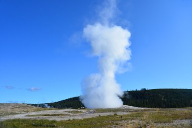 Eski sadık Şofben ve mavi gökyüzü Yellowstone Milli Parkı