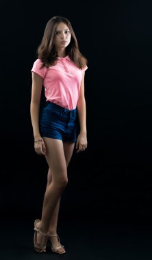 güzel bir genç esmer siyah bir zemin üzerine stüdyoda portresi