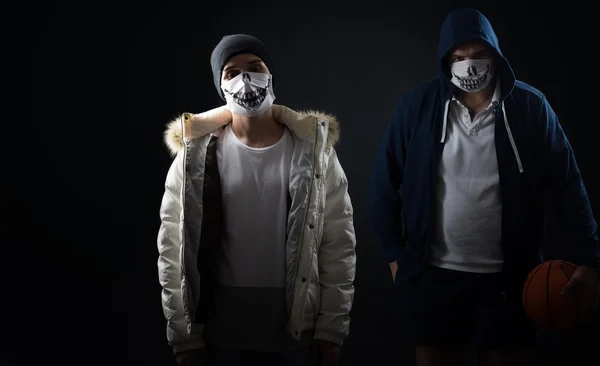 Studio på en svart bakgrund porträtt av två män i masker med basket — Stockfoto