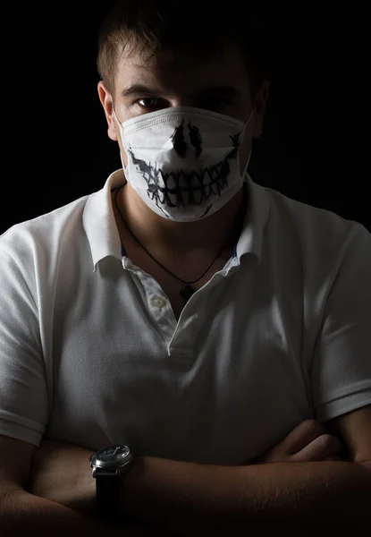 Studio på en svart bakgrund porträtt av kille i mask — Stockfoto