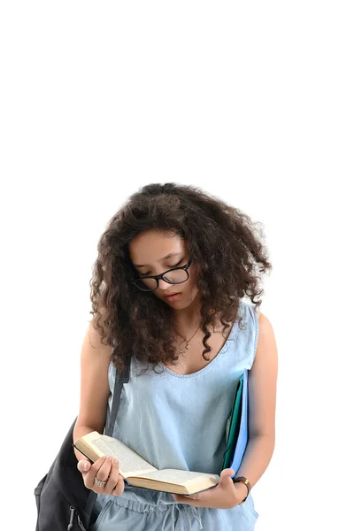 Jeune belle brune aux cheveux bouclés portant des lunettes apprend des leçons — Photo