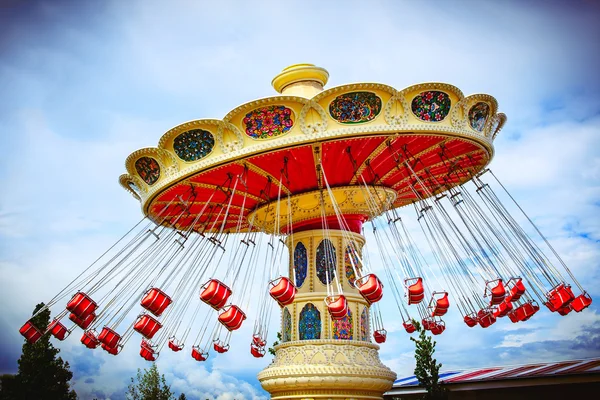 Felgekleurde carousel op het pretpark — Stockfoto