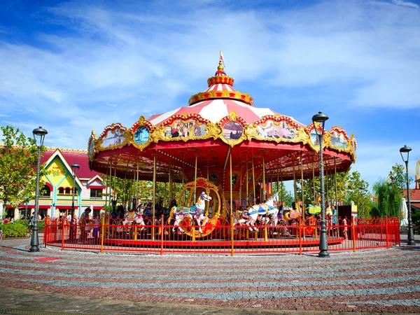 Parlak renkli atlıkarınca eğlence parkı — Stok fotoğraf