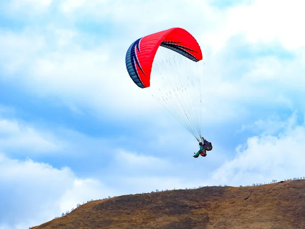 Flying paraglider in the sky and the hill — Stock Photo, Image
