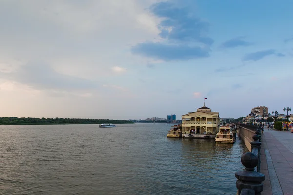 Astrahan Volga Nehri'nin setin akşamı
