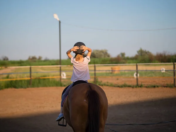 Gadis Kecil Yang Lucu Atas Kuda — Stok Foto