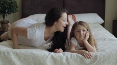 Anne ve kızı yalan ve yatakta evde oynarken