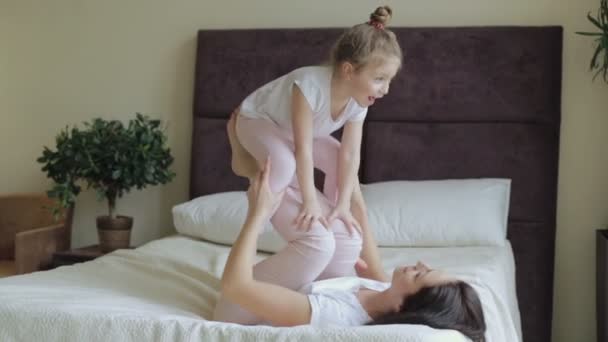 Mère et fille couchées et jouant sur le lit à la maison — Video