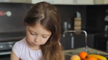Küçük kız içme sütü kamışla cam