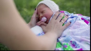 Annem uyumaya yeni doğmuş bir bebek beşik
