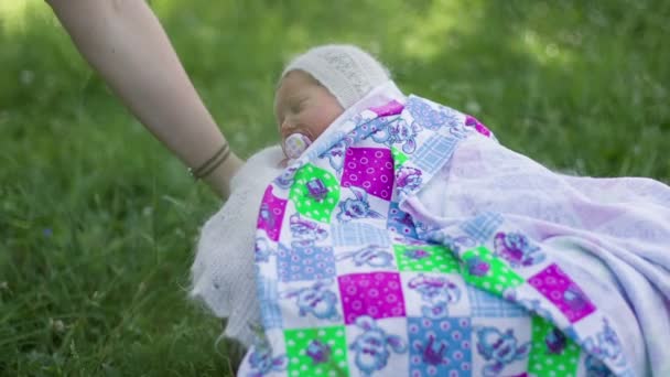 Meine Mutter wiegt ein Neugeborenes in den Schlaf — Stockvideo