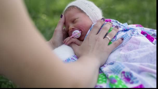 Mijn moeder wiegen een pasgeboren baby in slaap — Stockvideo