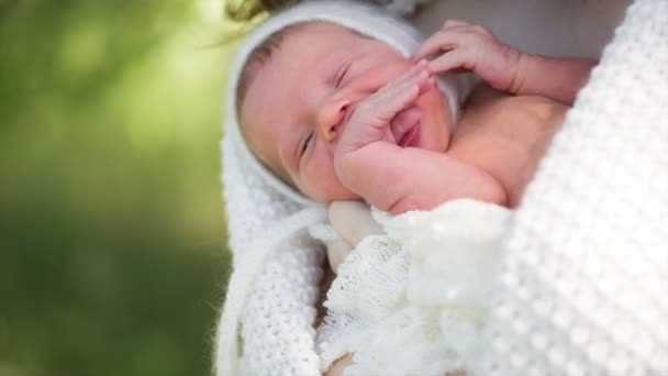Η μητέρα μου λίκνα ένα νεογέννητο μωρό στην αγκαλιά της — Αρχείο Βίντεο