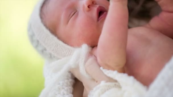 Mijn moeder wiegen een pasgeboren baby in haar armen — Stockvideo