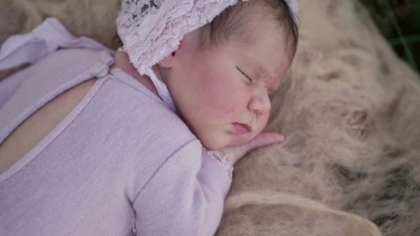 Спящая новорожденная девочка — стоковое видео
