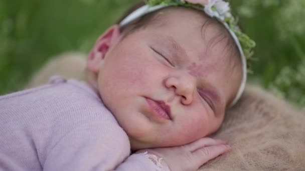 Спляча новонароджена дівчинка — стокове відео