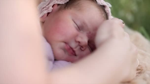 Спящая новорожденная девочка — стоковое видео
