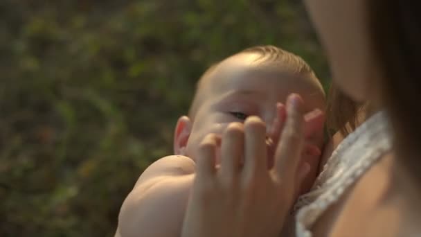 Joven mamá sostiene en las manos su pequeño bebé — Vídeos de Stock