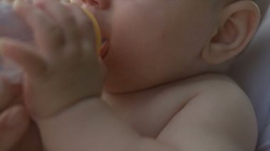 Yaz niteliğine mutlu bebek