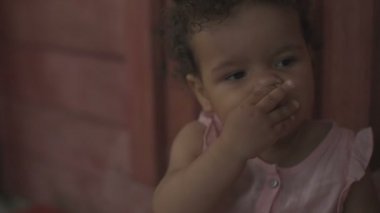 Neşeli Afrikalı-Amerikalı bebek