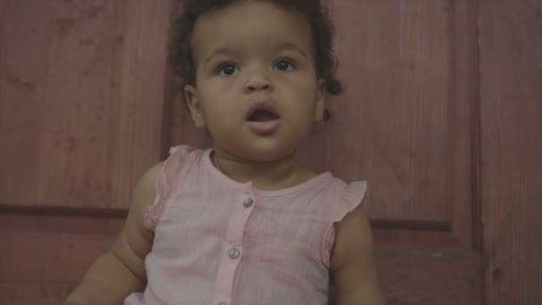 쾌활 한 흑인 아기 — 비디오