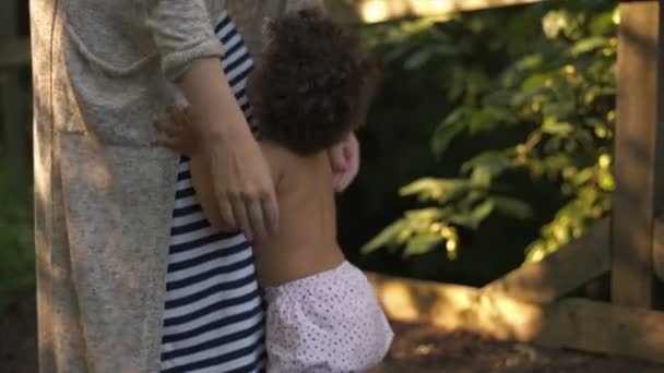 Happy Afrikkalainen Amerikan vauva ensimmäiset askeleet — kuvapankkivideo