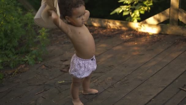Feliz bebé afroamericano primeros pasos — Vídeos de Stock