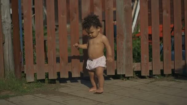 Ευτυχισμένο μωρό Αφροαμερικανός πρώτα βήματα — Αρχείο Βίντεο