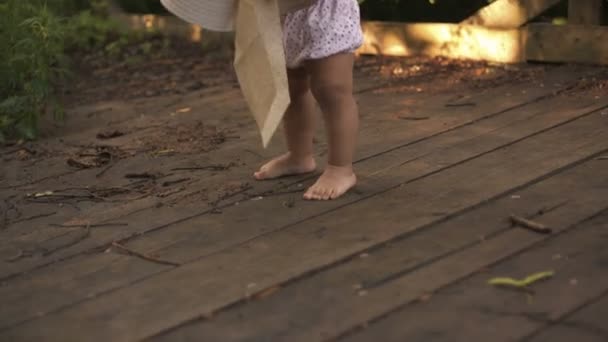 Feliz bebê afro-americano primeiros passos — Vídeo de Stock