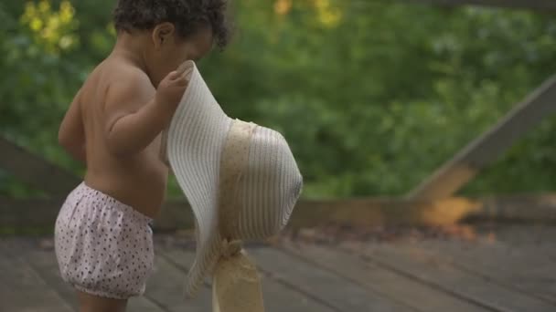 Glad afroamerikansk baby första steg — Stockvideo