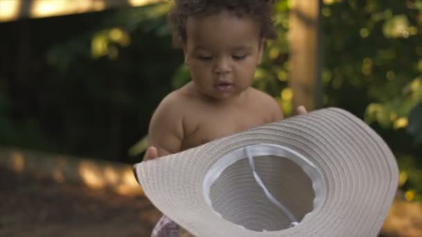 Feliz bebé afroamericano primeros pasos — Vídeos de Stock