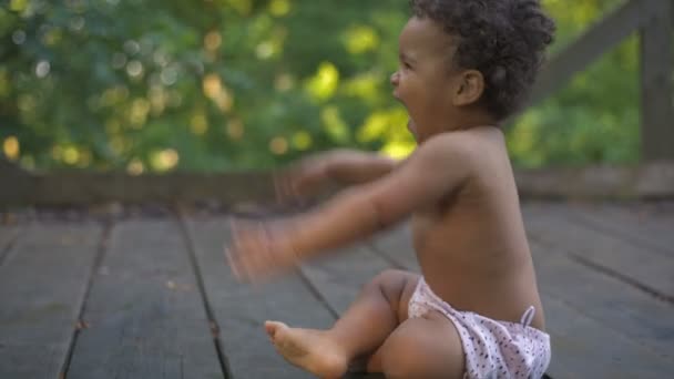 快乐的非洲裔美国人宝贝 — 图库视频影像