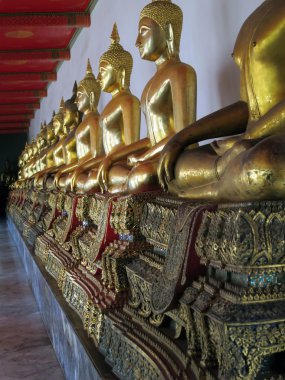 Eski tapınak antik Budist heykeller