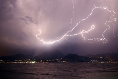 Dağ ve göl üzerinde yıldırım