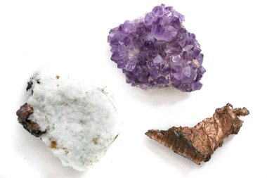 Ametist, Zirkon, bakır flatlay görünümü taşlar