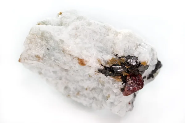 Detail přírodní minerální s červenými krystaly zirkony — Stock fotografie