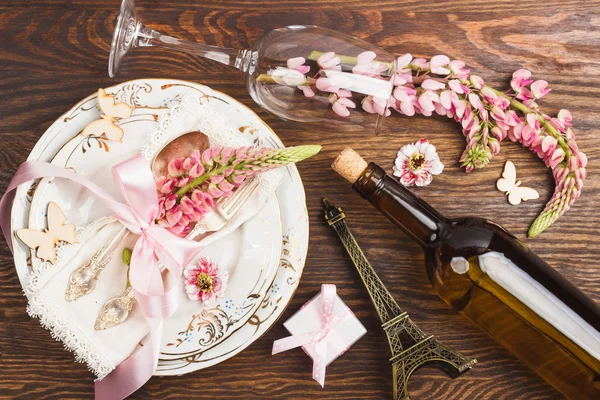 Tableware with pink lupinus and silverware — Stock Photo, Image