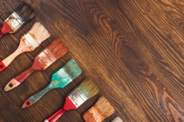 Ahşap masa üzerinde farklı fırçalar