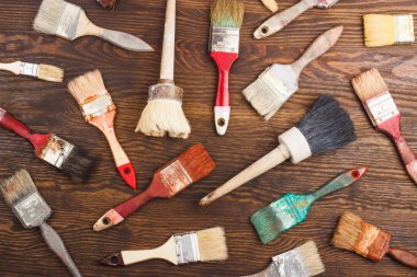 Masanın üzerinde farklı fırçalar