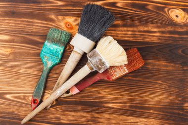 Masanın üzerinde farklı fırçalar